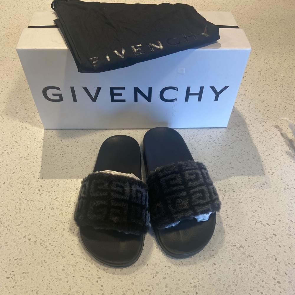 Givenchy fur slides, néw in box size size 8/38.